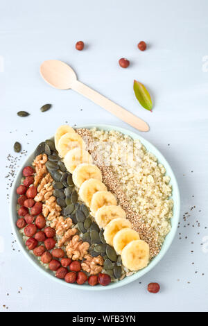 La quinoa ciotola con banana e dadi Foto Stock