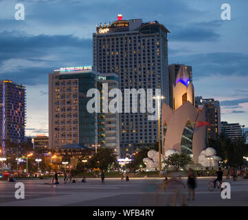 Thap Tram Huong tower e la piazza principale della città, Nha Trang, Vietnam. Foto Stock