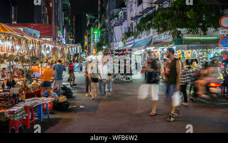 Ristoranti all'aperto e mercati turistici ad Hanoi, Vietnam. Foto Stock