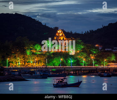 Torre Ponagar, tempio, thap ba, Po Nagar, Nha Trang, Vietnam. Foto Stock