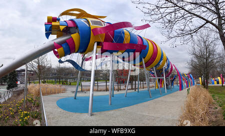Parigi, Francia - 10 Marzo 2016: il giardino del Drago è una libera una zona giochi per i bambini presso il Parc de la Villette. La colorata Dragon slitta in acciaio Foto Stock