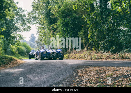 AC Cobra Replica Pellegrino andando a un classico auto show in Oxfordshire campagna. Broughton, Banbury, Inghilterra. Vintage filtro applicato Foto Stock