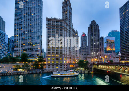 Città al crepuscolo, Chicago, Illinois, Stati Uniti Foto Stock