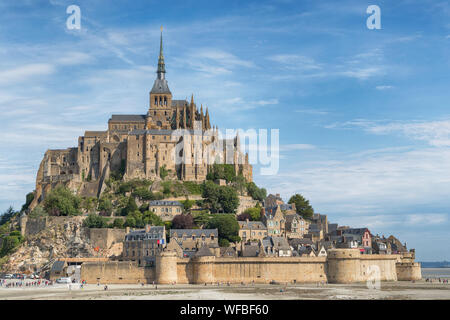 Il magnifico Mont Saint Michel da Causeway Foto Stock