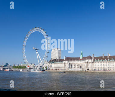 Il London Eye e County Hall sul fiume Tamigi a Londra, Inghilterra Foto Stock
