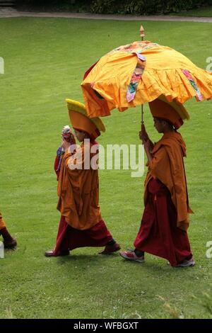 Cerimonia tibetana con costumi e strumenti musicali Foto Stock