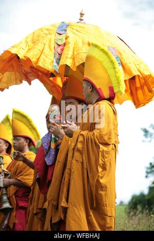 Cerimonia tibetana con costumi e strumenti musicali Foto Stock