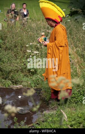 Cerimonia tibetana con costumi e strumenti musicali Foto Stock