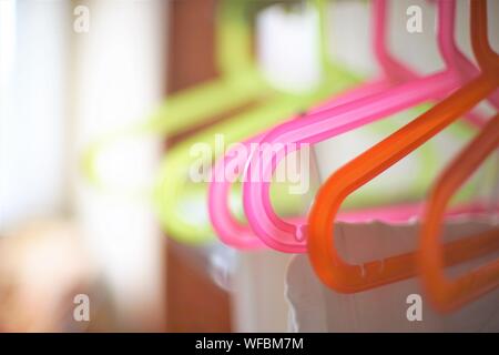 Colorato appendiabiti in plastica appeso sul rack Foto Stock
