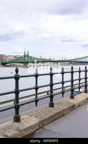 Budapest Ungheria 03 16 2019 il ponte della libertà fotografata da quay Foto Stock