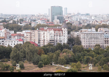 Paesaggio della parte vecchia di Bucarest, con molti usurati edifici, come si vede dal Palazzo del Parlamento Foto Stock