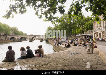 Parigi riverbank - persone godendo di estate sulla Senna vicino al cafe bar Les Nautes nel 4 ° arrondissement di Parigi, in Francia, in Europa. Foto Stock