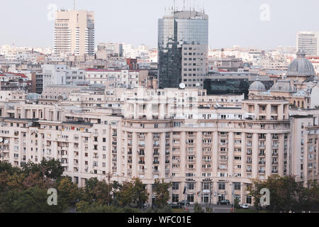 Paesaggio della parte vecchia di Bucarest, con molti usurati edifici, come si vede dal Palazzo del Parlamento Foto Stock