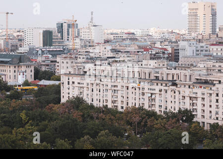 Paesaggio della parte vecchia di Bucarest, con molti usurati edifici, come si vede dal Palazzo del Parlamento Foto Stock