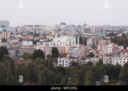 Paesaggio della parte vecchia di Bucarest, con molti usurati edifici, come si vede dal Palazzo del Parlamento Foto Stock