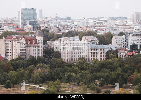 Paesaggio della parte vecchia di Bucarest, con molti usurati edifici, come si vede dal Palazzo del Parlamento Foto Stock