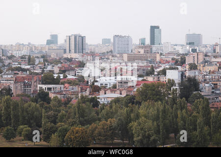 Paesaggio della parte vecchia di Bucarest, con molti usurati edifici, come si vede dal Palazzo del Parlamento Foto Stock