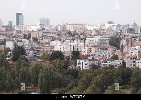 Paesaggio della parte vecchia di Bucarest, con molti usurati edifici, come si vede dal Palazzo del Parlamento Foto Stock