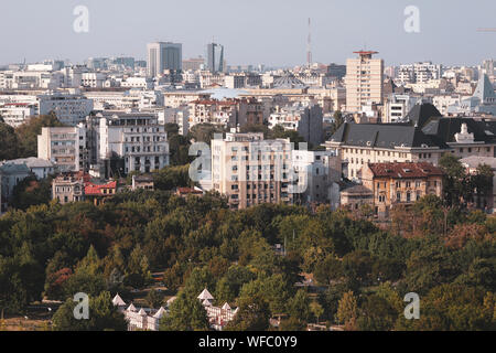 Paesaggio della parte vecchia di Bucarest, con molti usurati edifici, come si vede dal Palazzo del Parlamento Foto Stock