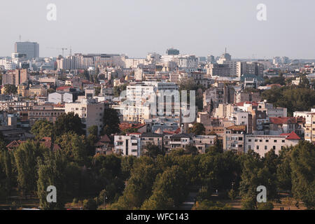 Paesaggio della parte vecchia di Bucarest, con molti usurati edifici, come si vede dal Palazzo del Parlamento Foto Stock