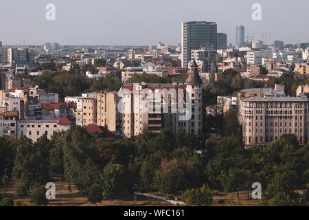 Paesaggio della parte vecchia di Bucarest, con molti usurati edifici, come si vede dal Palazzo del Parlamento Foto Stock