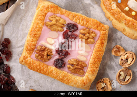 Mazurek polacca tradizionale torta di Pasqua su sfondo di legno Foto Stock