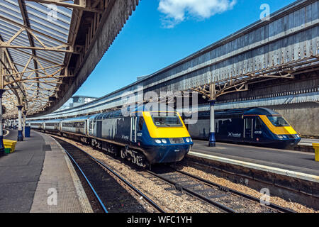 Due Abellio Scotrail treni ad alta velocità sulle piattaforme in Aberdeen Stazione ferroviaria Aberdeen Scotland Regno Unito destinate ad Edinburgo e Glasgow Foto Stock