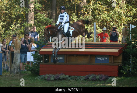 Luhmuhlen, Germania. 31 Agosto, 2019. Il 31 agosto 2019, Bassa Sassonia, Luhmühlen: sport equestri, eventing, Campionati Europei: il tedesco eventing rider Nadine Marzahl su Valentine scorre su un ostacolo nel cross-country la concorrenza. Foto: Friso Gentsch dpa/credito: dpa picture alliance/Alamy Live News Foto Stock