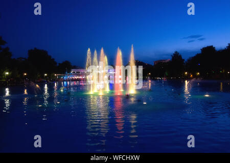 Ballerini luci fontana di Plovdiv (Bulgaria) Foto Stock