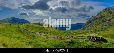 Hardknott Pass, Regno Unito - 15 AGO 2019: Viste dal coll di Hardknott passano guardando verso Eskdale nel Parco Nazionale del Distretto dei Laghi, REGNO UNITO Foto Stock