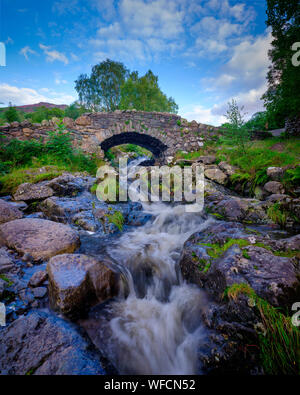 Keswick, Regno Unito - Agosto 13, 2019: Agosto heavy rain ha causato il flusso al torrente sotto il ponte Ashness sulla strada a Watendlath, Lake District Foto Stock
