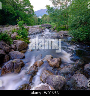 Keswick, Regno Unito - Agosto 13, 2019: Agosto heavy rain ha causato il flusso al torrente sotto il ponte Ashness sulla strada a Watendlath, Lake District Foto Stock