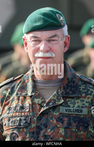 Frankenberg, Germania. Il 27 agosto, 2019. Tenente generale Jörg Vollmer sorge nella caserma di Wettin durante la visita del Ministro federale della difesa. La caserma Wettiner attualmente casa intorno 1100 soldati. Credito: Jan Woitas/dpa-Zentralbild/dpa/Alamy Live News Foto Stock