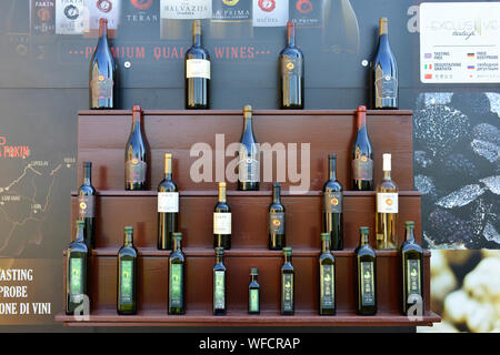 Display del premio regionale dei vini di qualità e olio d'oliva dalla Croazia/ Istria County. Montona/ Montona, Istria, Croazia, Europa Foto Stock