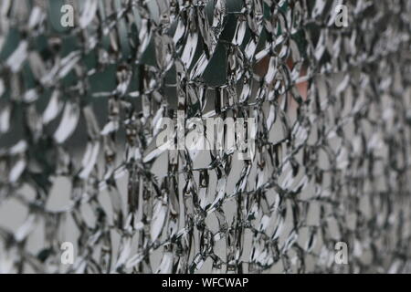 Il vetro rotto o slivered finestra che assomiglia a un telaio metallico Foto Stock