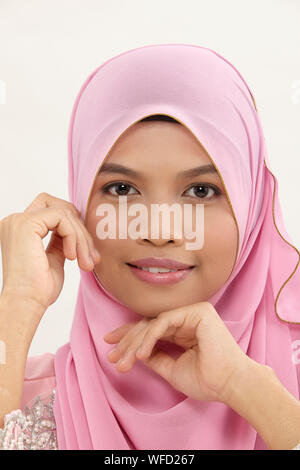 Close up donna malay con tudung guardando la fotocamera Foto Stock