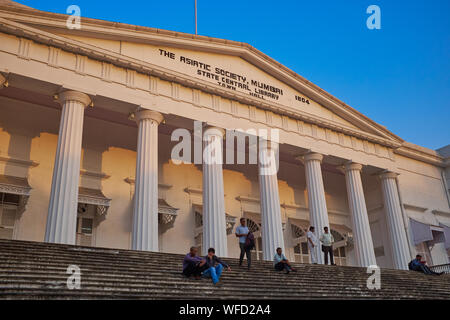 Edificio della società asiatica di Mumbai e membro della Biblioteca Centrale, Fort area, Mumbai, India, in epoca coloniale la Bombay Town Hall Foto Stock