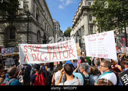 I manifestanti che partecipano al "Andiamo a votare" giorno di azione, organizzato da un'altra Europa è possibile gruppo di campagna nel centro di Londra per dimostrare contro il Primo Ministro Boris Johnson per la decisione di sospendere il Parlamento per un massimo di cinque settimane prima di una regina il discorso di Ottobre 14. Foto Stock