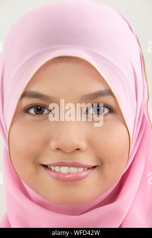 Close up donna malay con tudung guardando la fotocamera Foto Stock