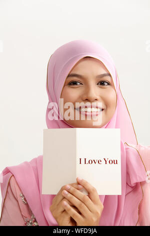 Donna malay con tudung holding ti amo biglietto di auguri Foto Stock