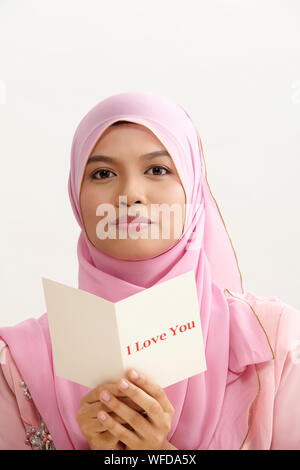 Donna malay con tudung holding ti amo biglietto di auguri Foto Stock