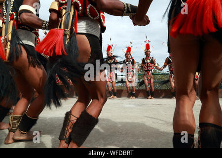 Naga tribesmen dalla tribù Yimchunger danza sulla Hornbill festival presso il Naga heritage village di Kisama, Nagaland Foto Stock