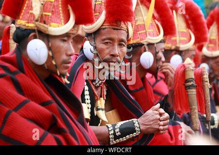 Naga tribesmen dalla tribù Yimchunger danza sulla Hornbill festival presso il Naga heritage village di Kisama, Nagaland Foto Stock