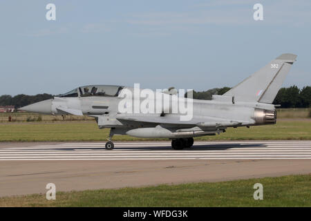 Uno di un piccolo numero di due seat TIFONE T3s sulla raf forza girando sulla pista di Coningsby. Foto Stock