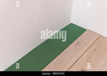 Laminato di installazione in camera, fogli ecologici e a pavimento laminato o parquet Foto Stock