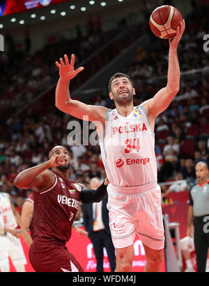 (190831) -- Pechino, 31 Agosto, 2019 (Xinhua) -- Adam Hrycaniuk (R) della Polonia passa per il cestello durante il gruppo una corrispondenza tra la Polonia e la Repubblica bolivariana di Venezuela al 2019 FIBA World Cup a Pechino in Cina, 31 Agosto, 2019. (Xinhua/Meng Yongmin) Foto Stock