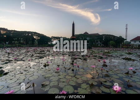 Monumen Tugu Balai Kota Alun Alun Malang situato nel centro della città Malang East Java Indonesia Foto Stock