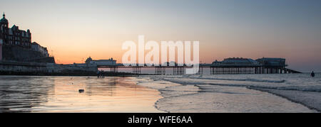 Cromer Pier al tramonto in estate, Norfolk, East Anglia Foto Stock