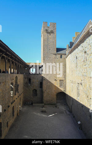 I turisti in giro per Carcassonne sulla giornata di sole, a piedi attraverso arco coperto con cortile aperto al di sotto. Viaggio Francia, Europa, sito Unesco Foto Stock