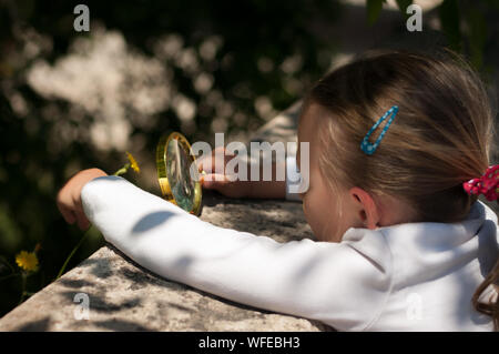 Ragazza il Explorer della natura con lente di ingrandimento Foto Stock